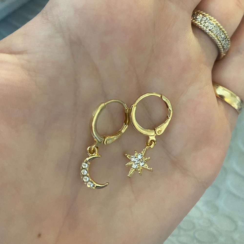 Small dainty brandy Melville earrings